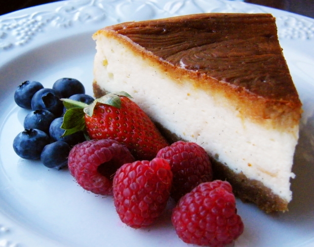 https://bakinguniverseco.files.wordpress.com/2018/03/baked_cheesecake_with_raspberries_and_blueberries1.jpg?w=620